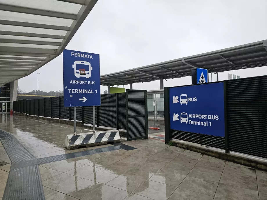 Buszmegálló a 2. terminálnál