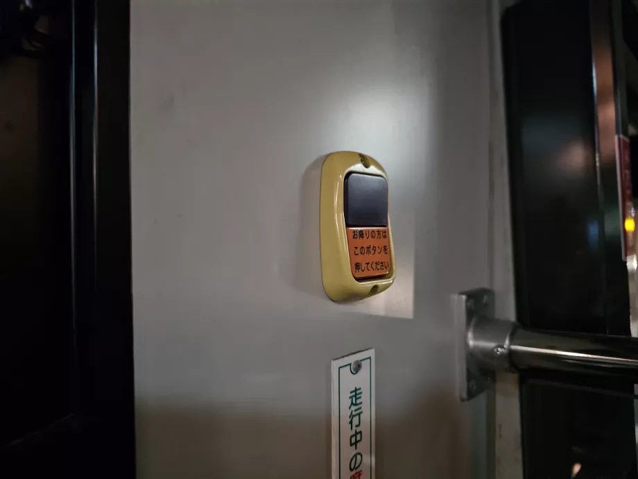 "STOP" gomb a városi buszokon