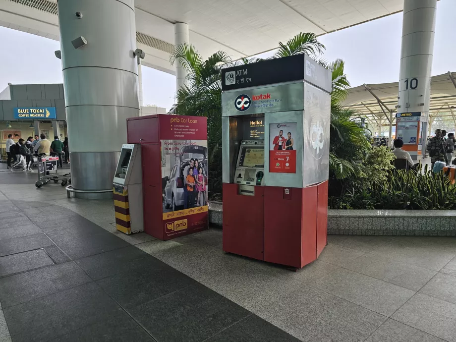 ATM-ek az 1. terminál előtt