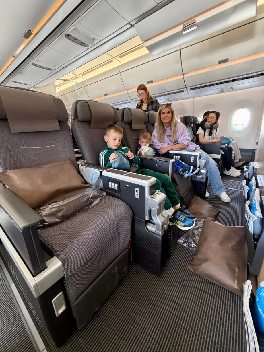 Családunk az első sorban a Premium Economy osztályon