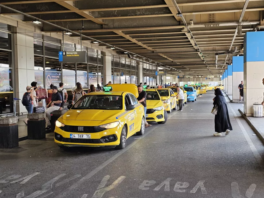 Taxi az érkezési csarnok előtt