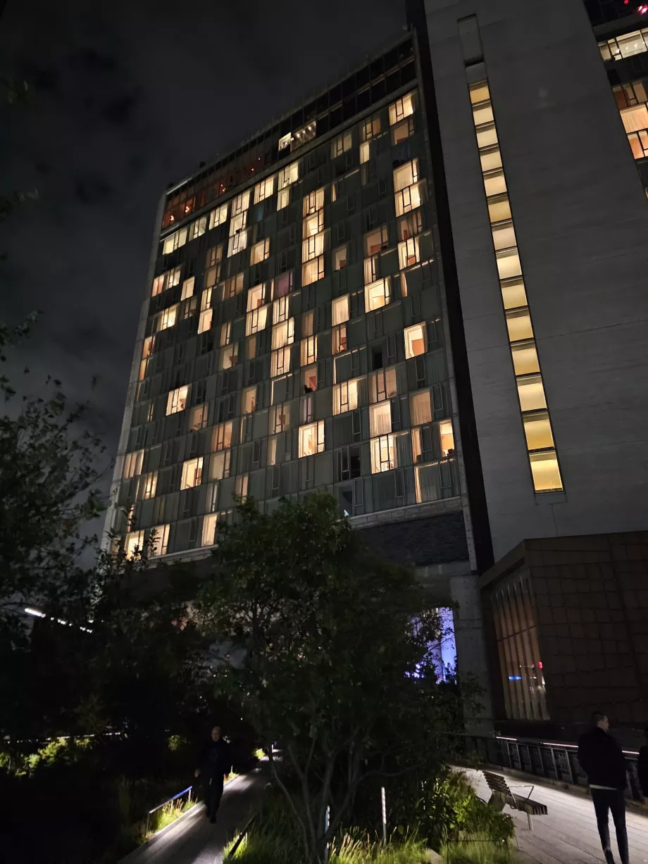 A High Line közvetlenül a szálloda alatt halad el