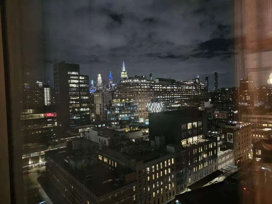 A szobából kilátás nyílik az Empire State Buildingre