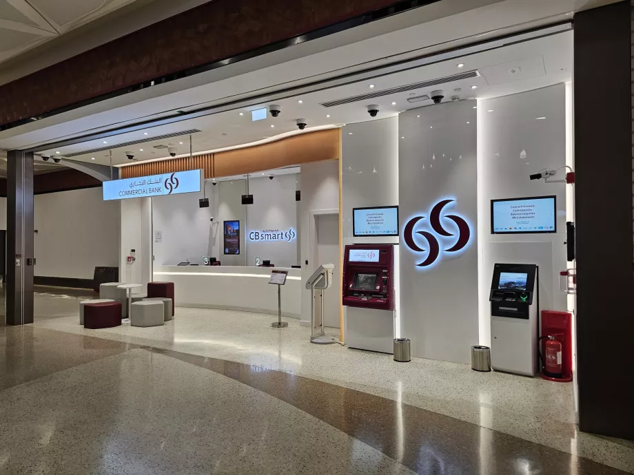 Bank pénzváltóval és ATM-mel a metróállomás közelében