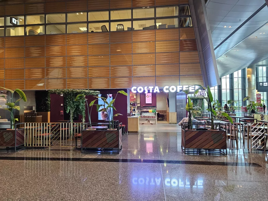 Costa Coffee, az érkezési csarnok nyilvános része
