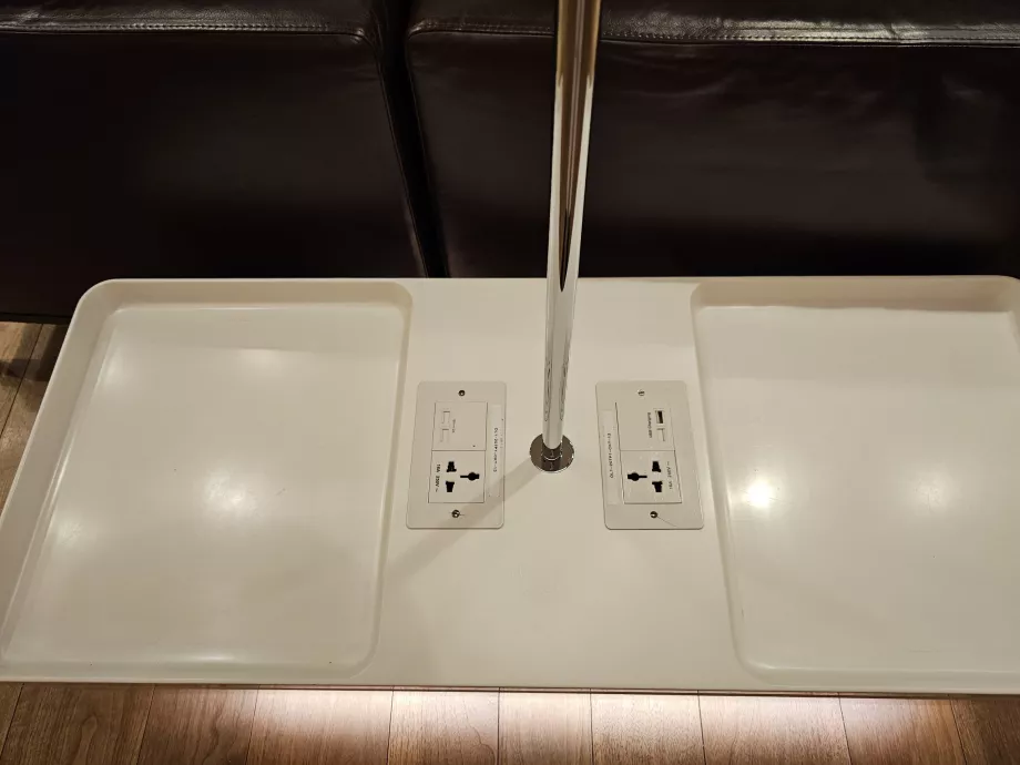 Aljzatok és USB az elektronika töltéséhez