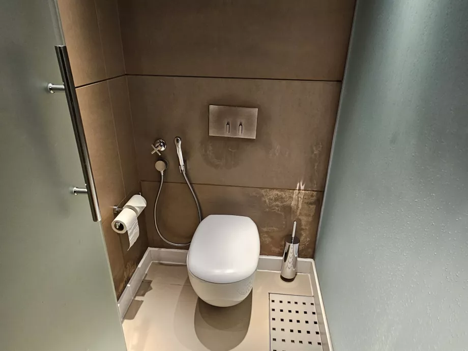 WC a zuhanyzós szobában