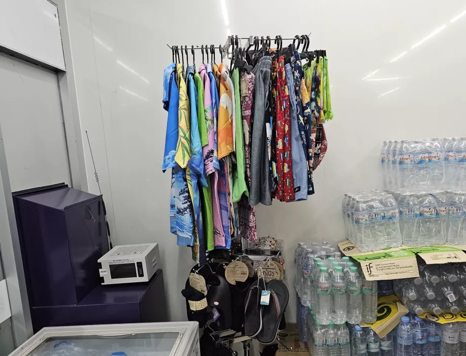 Egy sarok ruhákkal, fürdőruhákkal vagy szandálokkal