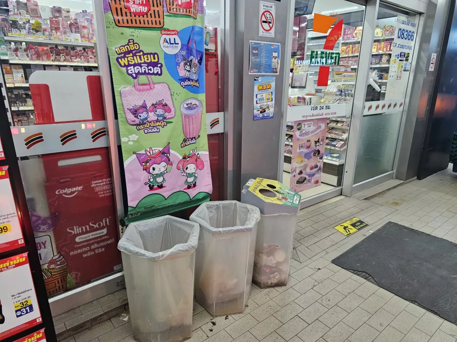A szemetesek nem szabványosak Thaiföldön, de a 7-Elevenben mindig találsz ilyet.