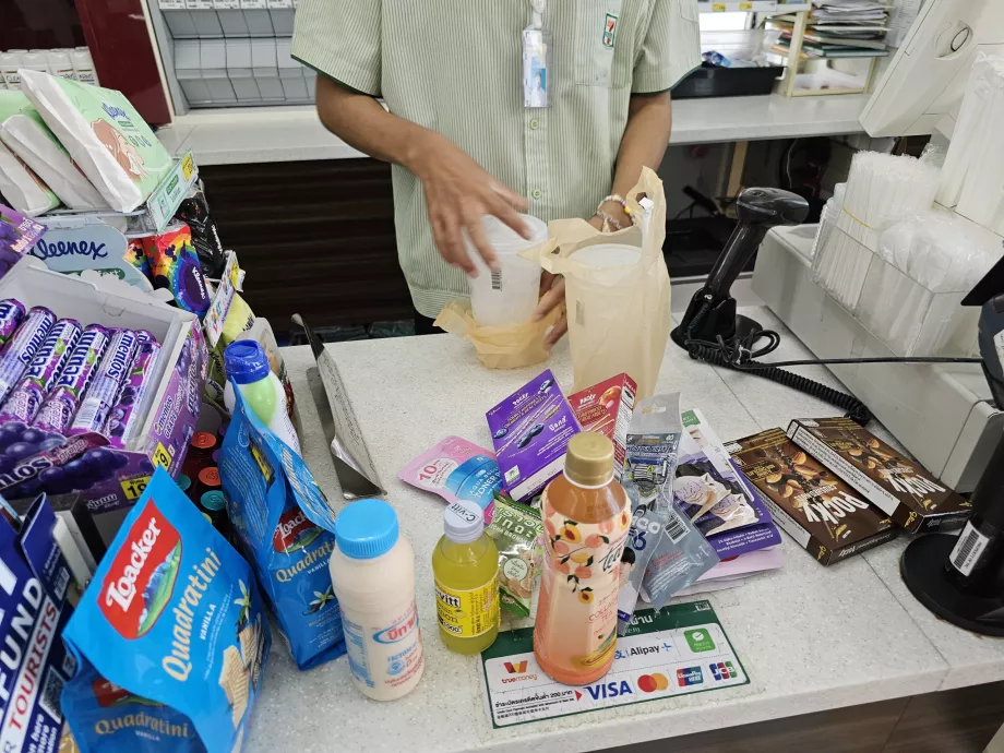 A személyzet mindig zacskóba teszi a jégkelyheket.