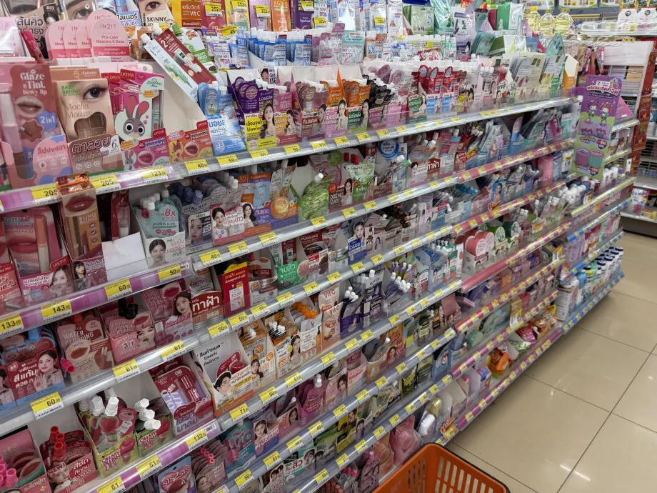 Polc kozmetikumokkal