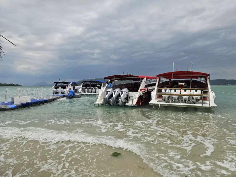 Turistahajók a Disznó-szigeten