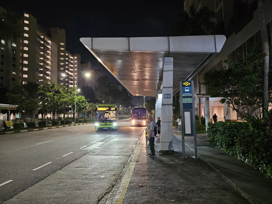 A 102-es busz megállója Seletar irányába a Sengkang metróállomásnál.