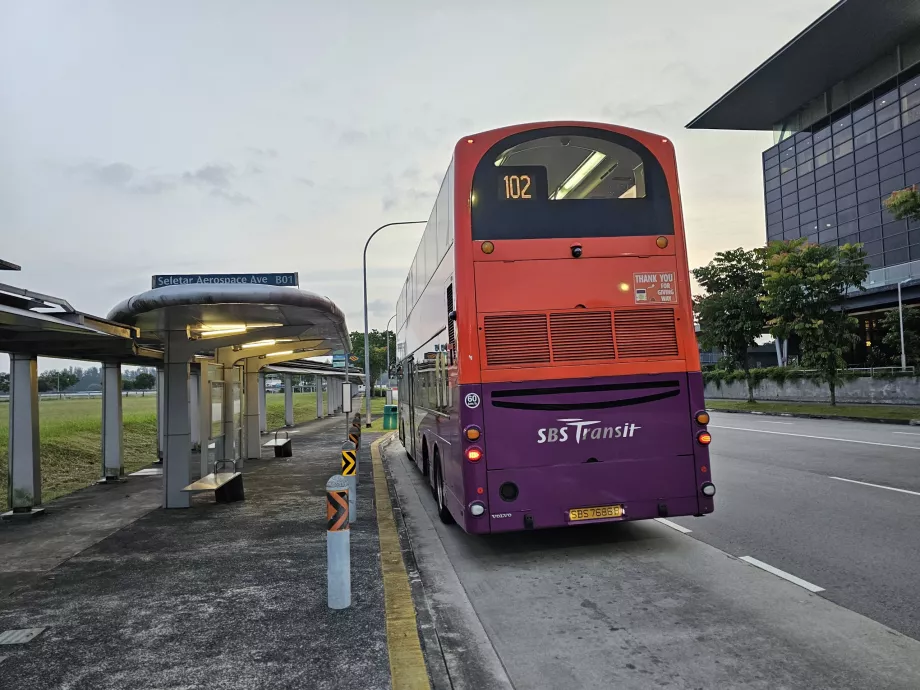 Buszmegálló a repülőtér előtt