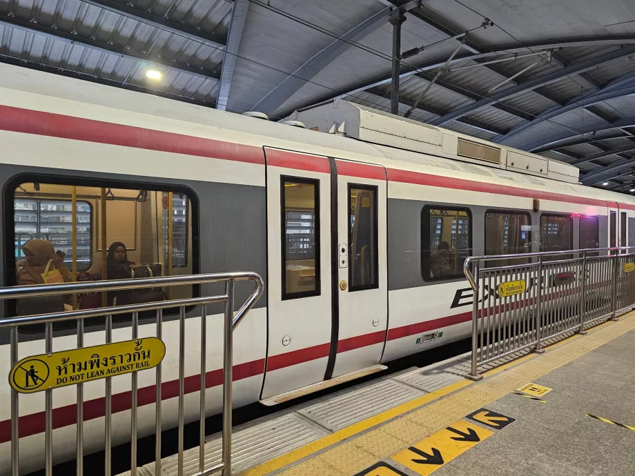 Metró peron Bangkok belvárosában